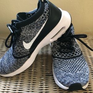 Nike sneakers size 7!